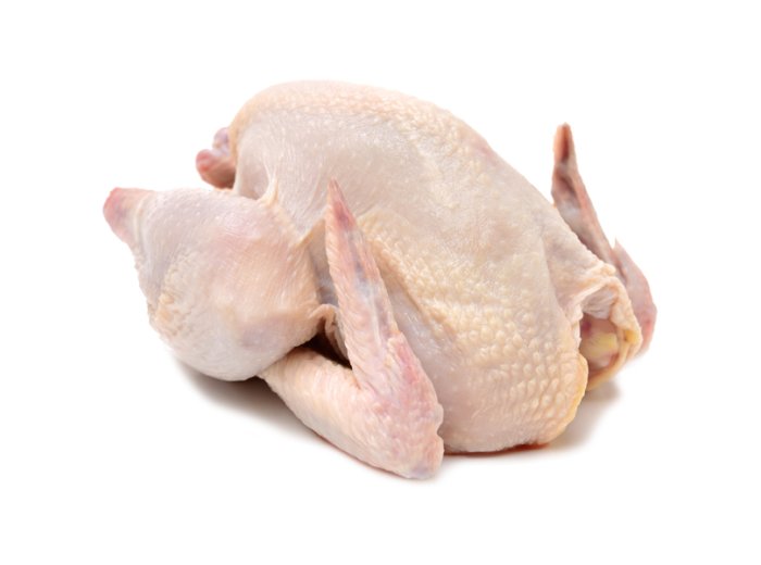 Pollo con testa e zampe allevato a terra