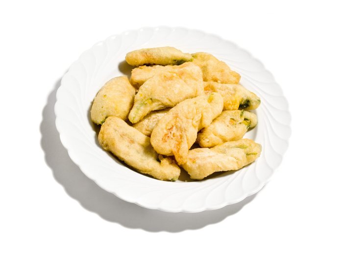 Fiori di zucca pastellati con alici gela